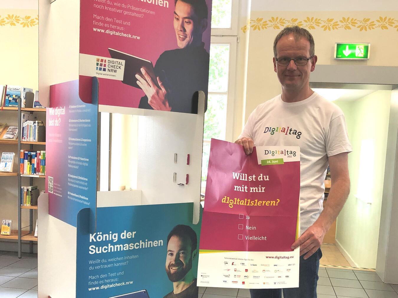 Die Möglichkeiten der Digitalisierung zeigen Thomas Dierkes und sein Team von der Stadtbücherei. Foto: Stadt Rees