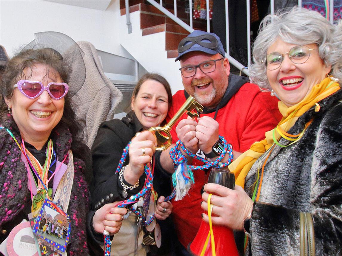 Die Möhnen erkämpfen sich erfolgreich den goldenen Schlüssel. NN-Fotos: Theo Leie