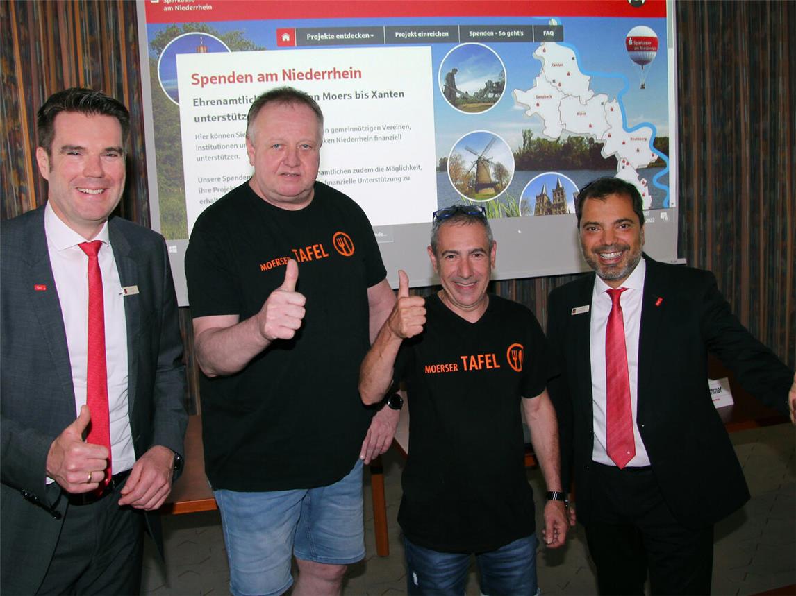 Die Moerser Tafel war einer der ersten Vereine, der sich vor etwas über zwei Jahren auf der Plattform ‚Spenden am Niederrhein‘ angemeldet hatte. Seither sind für rund 90 Projekte mehr als 80.000 Euro zusammengekommen (v.l.n.r.): Stefan Ertelt, Rainer Hellfeier und Raffaele Corda (beide Moerser Tafel) sowie Giovanni Malaponti. Foto: Sparkasse Niederrhein
