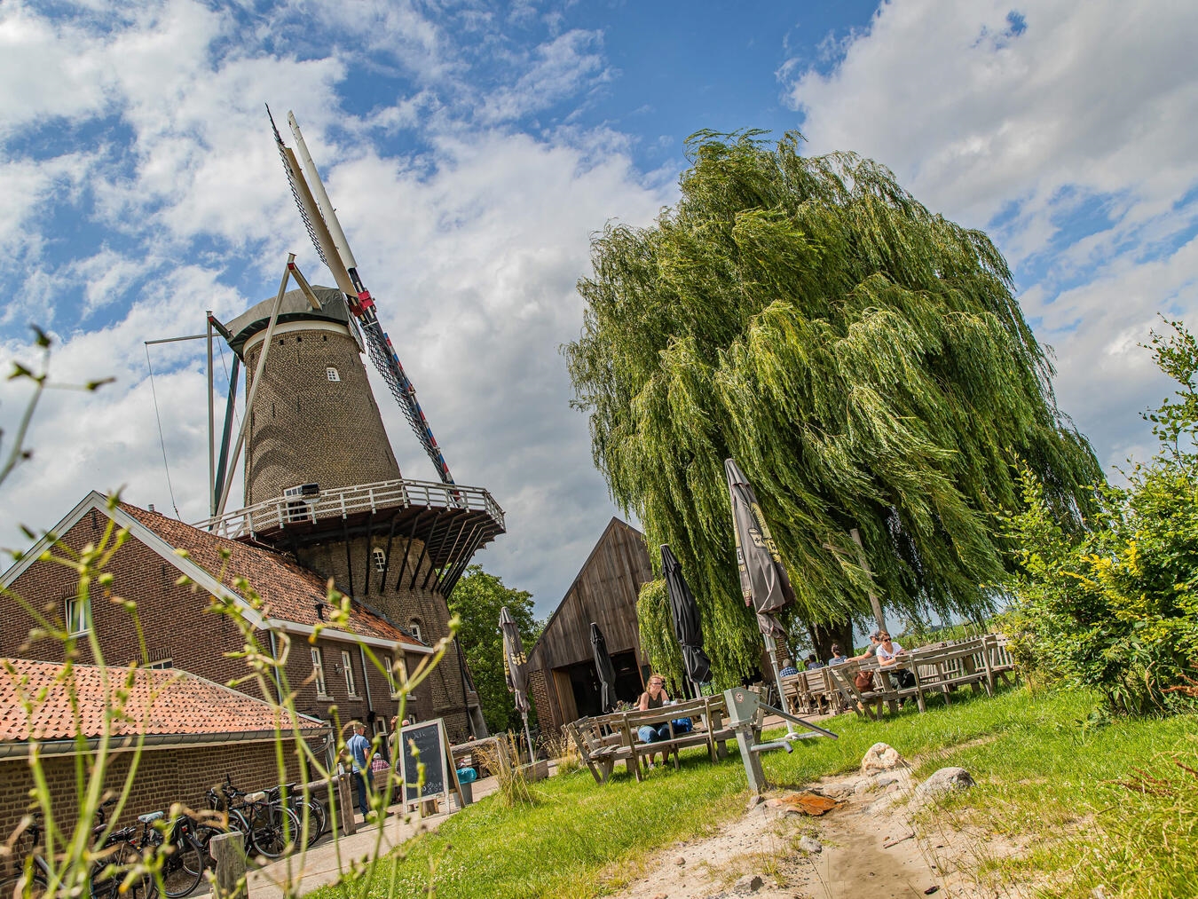 "Wanderer auf der Molenplas-Route, Teil der Wasser.Wander.Welt, an der deutsch-niederländischen Grenze"