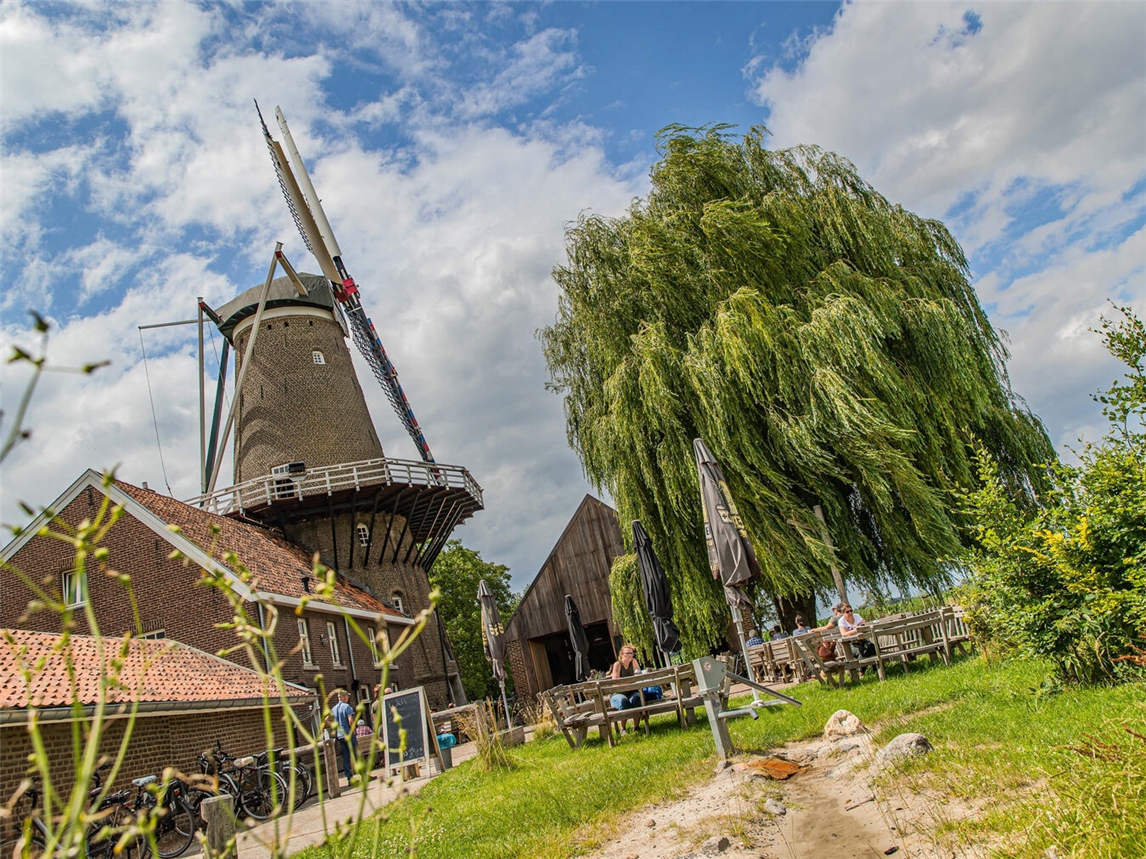 "Wanderer auf der Molenplas-Route, Teil der Wasser.Wander.Welt, an der deutsch-niederländischen Grenze"