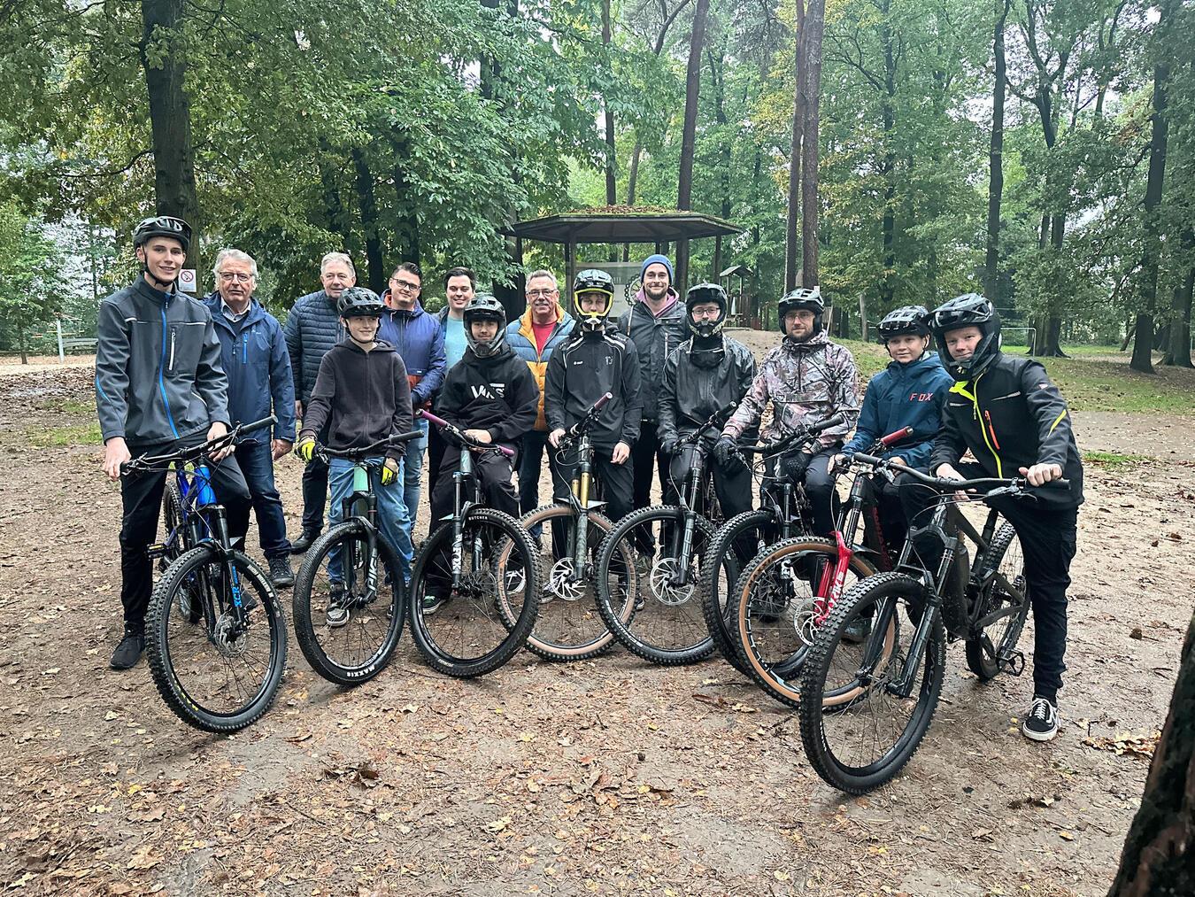 Die Mountainbiker freuen sich schon jetzt auf ihren neuen Parcours, der im Frühjahr nächsten Jahres fertig sein soll. NN-Fotos (2): SP