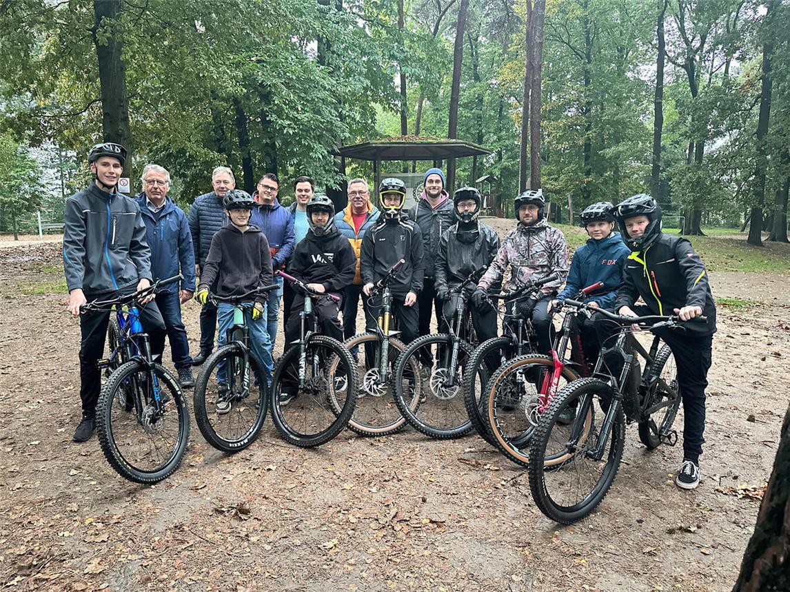 Die Mountainbiker freuen sich schon jetzt auf ihren neuen Parcours, der im Frühjahr nächsten Jahres fertig sein soll. NN-Fotos (2): SP