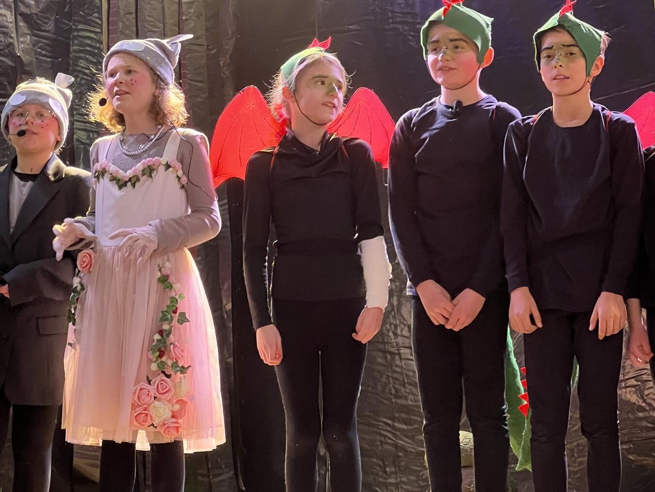 Die Grundschule Wetten holt Drachen auf die große Bühne Die Mühe hat sich gelohnt: Das Musical war ein voller Erfolg.