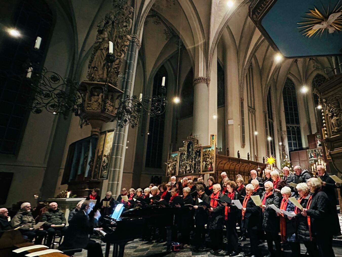 Kirchenmusik-Erlebnis zum Jahresabschluss in St. Nicolai Kalkar Die musikalischen Darbietungen von mehr als 50 Akteuren unter Gesamtleitung von Jan Szopinski und das gemeinsame „Oh, Du Fröhliche“ ließen eine besondere Stimmung in St. Nicolai aufkommen. Foto: privat