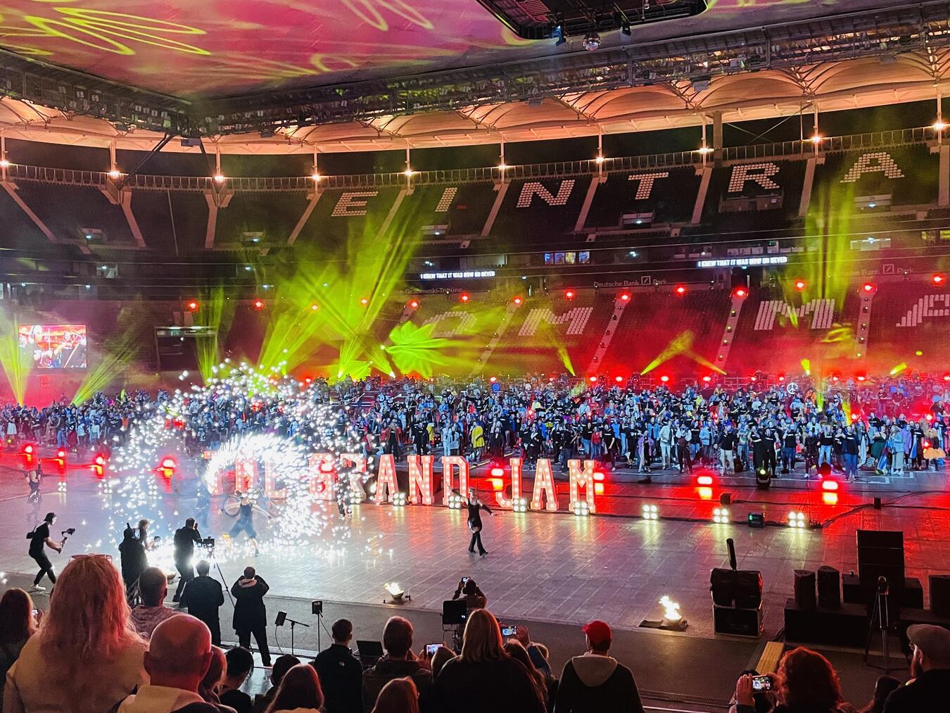 1000 Musiker, 16.000 Zuschauer und eine Rheinbergerin Die Musiker standen beim „The Grand Jam“ auf dem Stadionboden. Artistik und Pyrotechnik waren ebenfalls Teil der Show. Fotos (2): privat