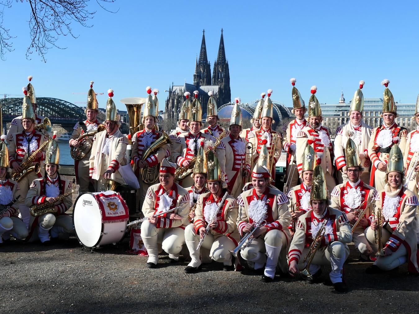 Die Musiker stellten sich für ein Erinnerungsfoto mit Blick auf dem Kölner Dom auf. Foto: Musikverein Menzelen
