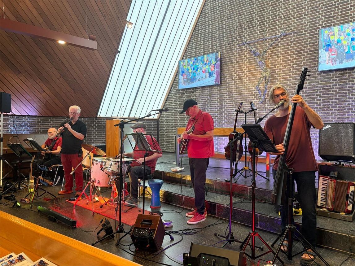"Musiker von Lizzys Cocktail im Konzert in Kevelaerer Jesus-Christus-Kirche"