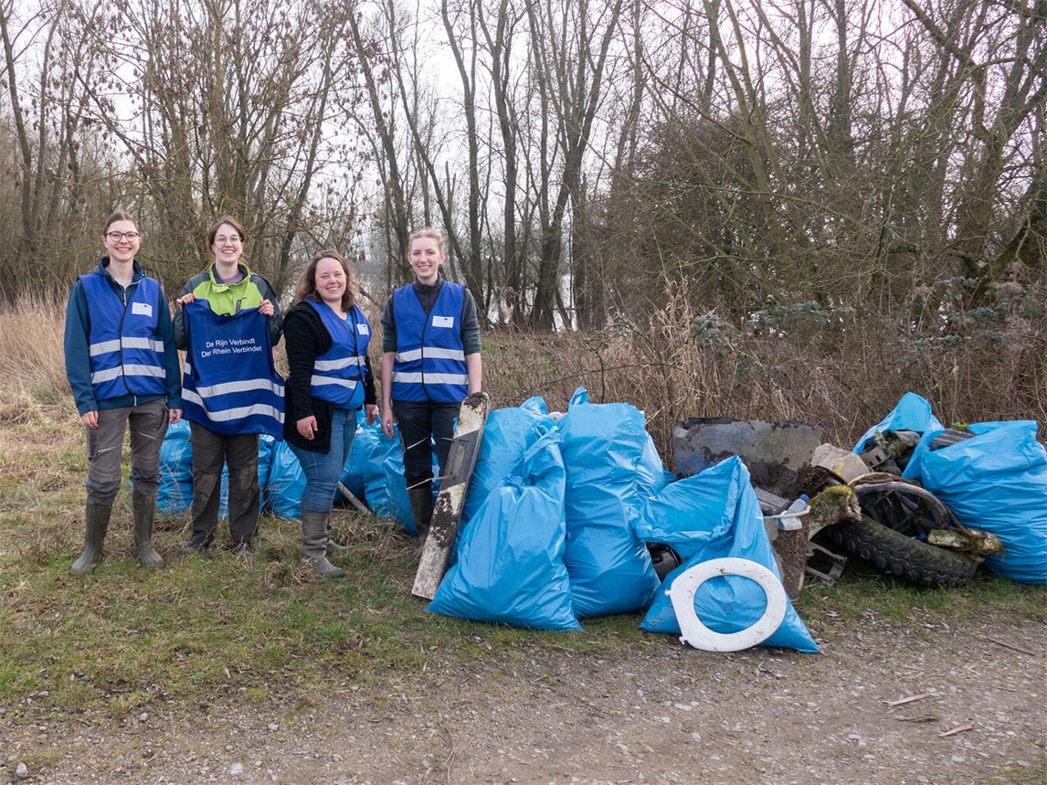 "Freiwillige säubern das Rheinufer in der Emmericher Ward beim Rhine Clean-Up, organisiert von der Nabu-Naturschutzstation Niederrhein."