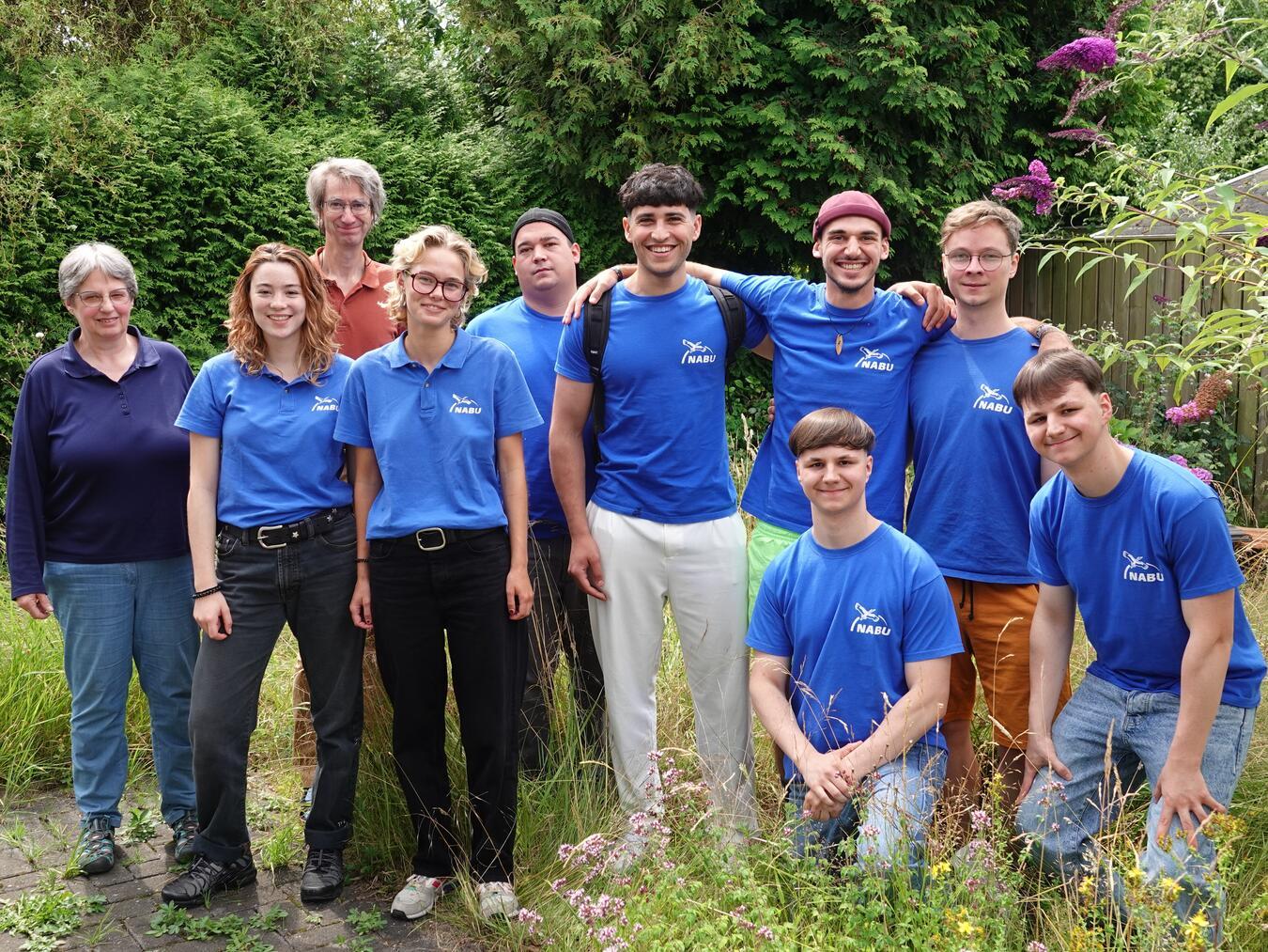 Die Nabu-Vorsitzende des Kreises Kleve, Monika Hertel (l.), und der Vorstandsvorsitzende der Nabu-Naturschutzstation Niederrhein (Kleve), Dietrich Cerff (hintere Reihe 2. v.l.), mit dem Werbeteam um Philipp Dressler (hintere Reihe 2.v.r.).Foto: privat