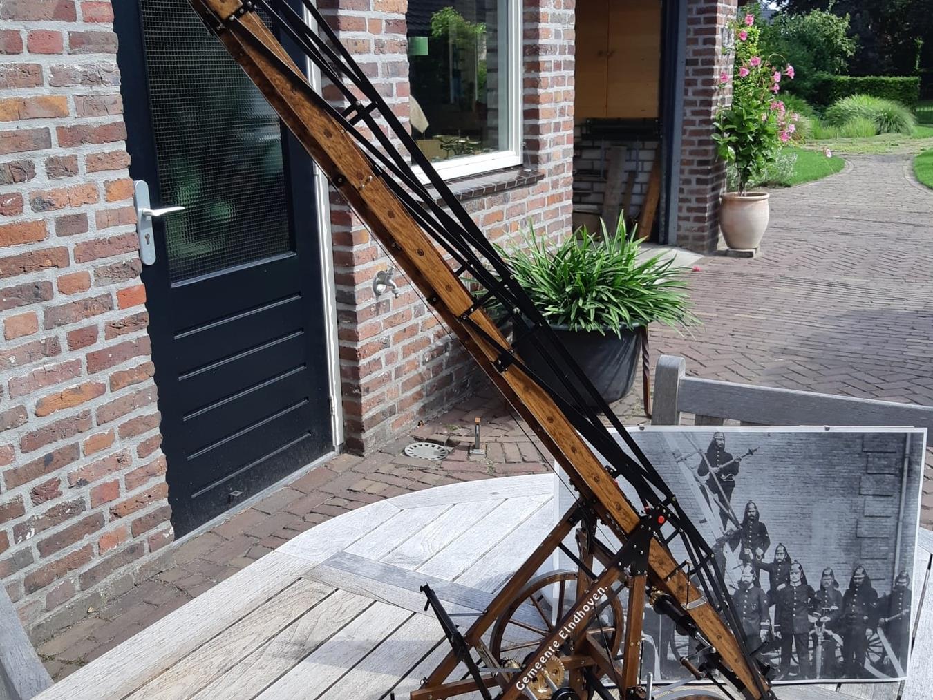 Die nach historischem Vorbild nachgebaute Feuerwehrleiter in Eindhoven. Fotos (3) privat