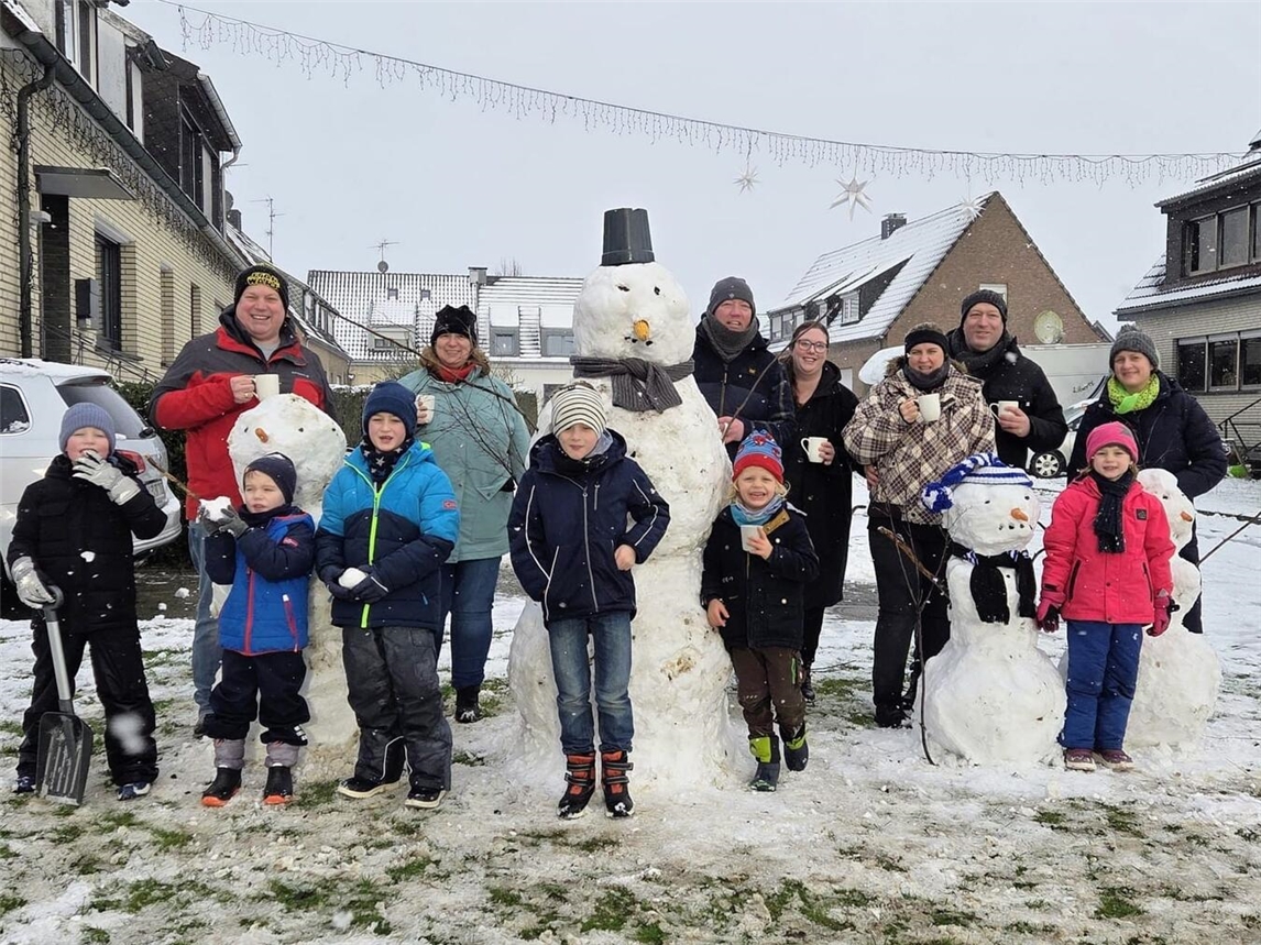 Die Nachbarschaft Beginenstraße in Rindern verwandelte sich am vergangenen Wochenende in eine kleine Winterwelt. Foto: privat