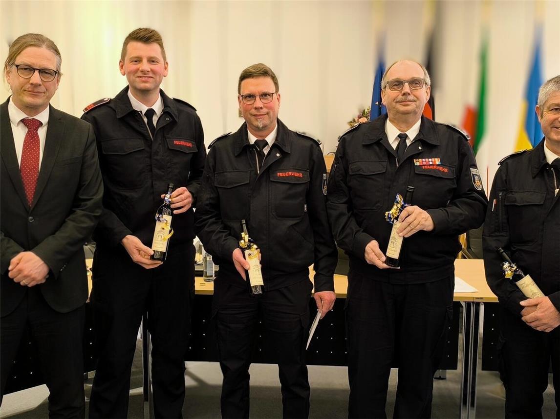 Die Nachfolge an der Spitze der Feuerwehr Kevelaer ist geregelt. Von links: Dr. Dominik Pichler, Fabian Daniels, Thomas Fehst, Georg Metzelaers, Heinz-Josef Tepest. Foto: Wallfahrtsstadt Kevelaer