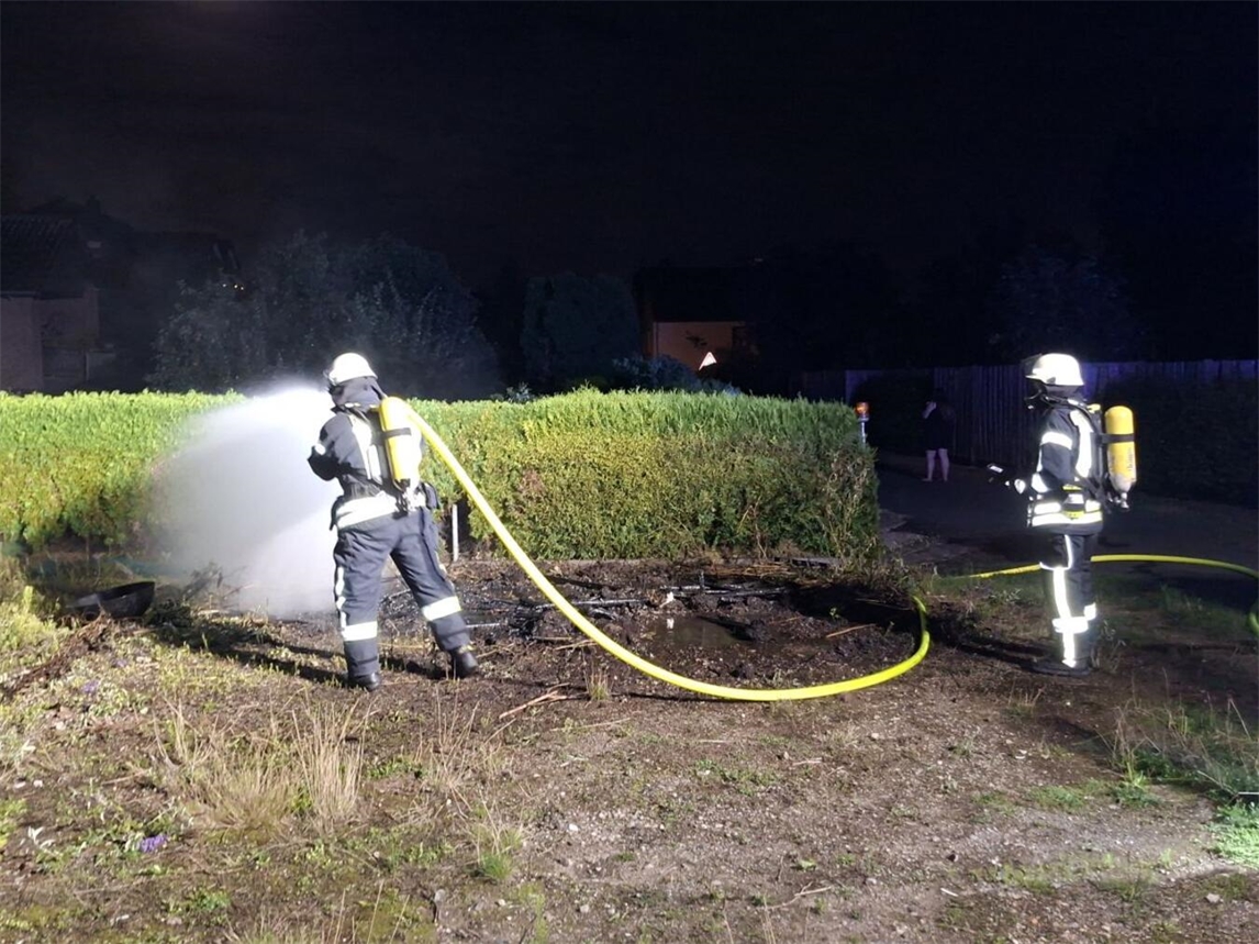 "Nachlöscharbeiten bei Nacht am Kloster, Feuerwehr Sonsbeck im Einsatz"
