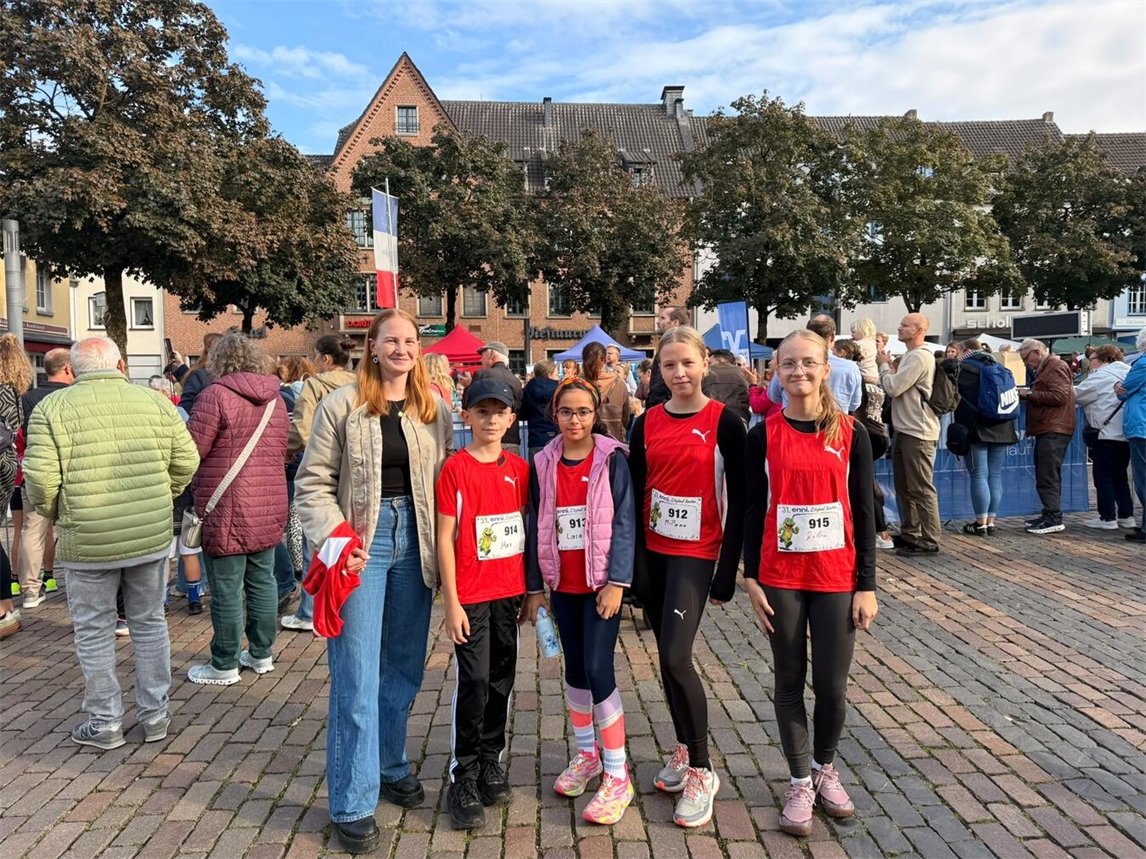 "Nachwuchsathleten feiern Erfolge, stolz mit Medaillen um den Hals"