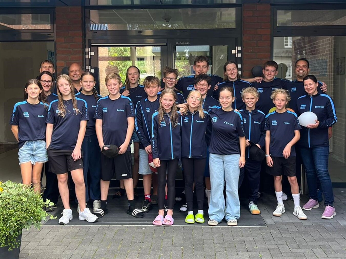 "Nachwuchsschwimmer SSV Hellas Emmerich im Trainingslager, Gruppenfoto am Pool"