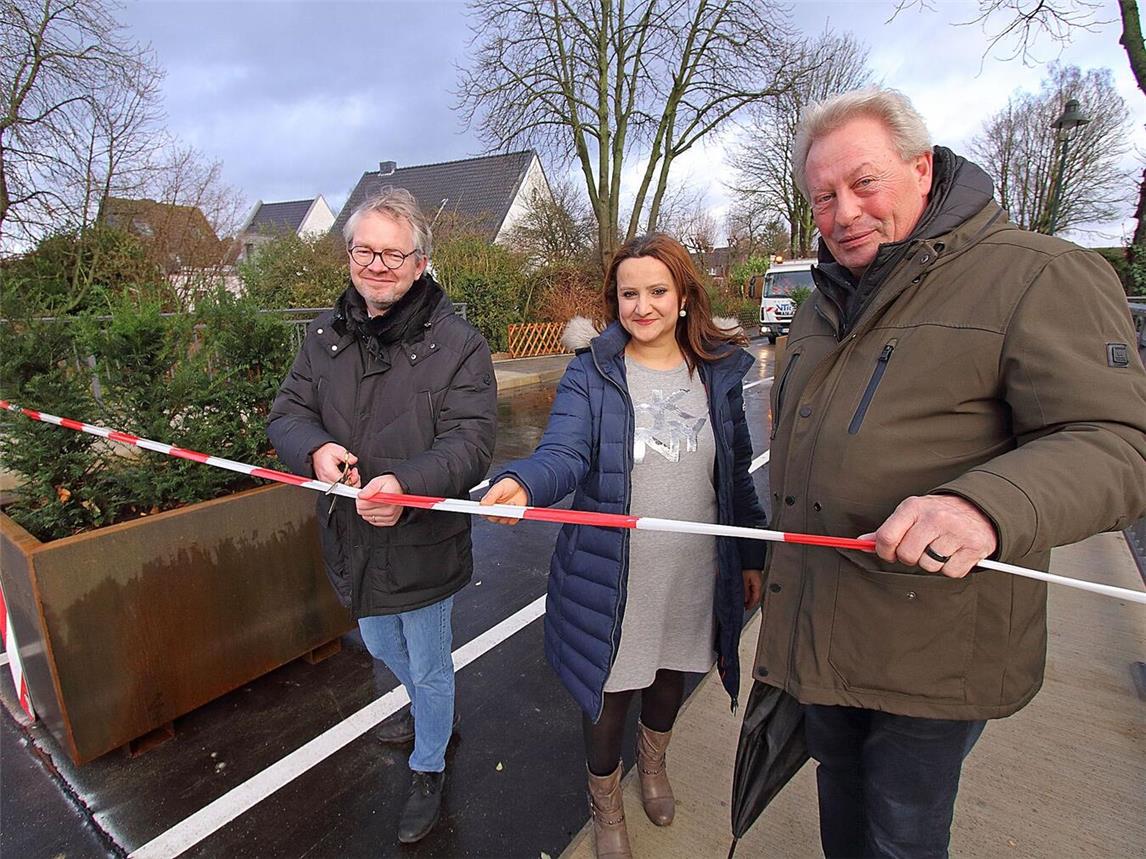 Die Nettebrücke wird freigegeben (v.l): Bürgermeister Paul Hoene, Diman Al-Doski (Leiterin Fachbereich Planung, Bauen, Umwelt) und Kurt Lindemann (Fachbereich Planung, Bauen, Umwelt).NN-Foto: Theo Leie