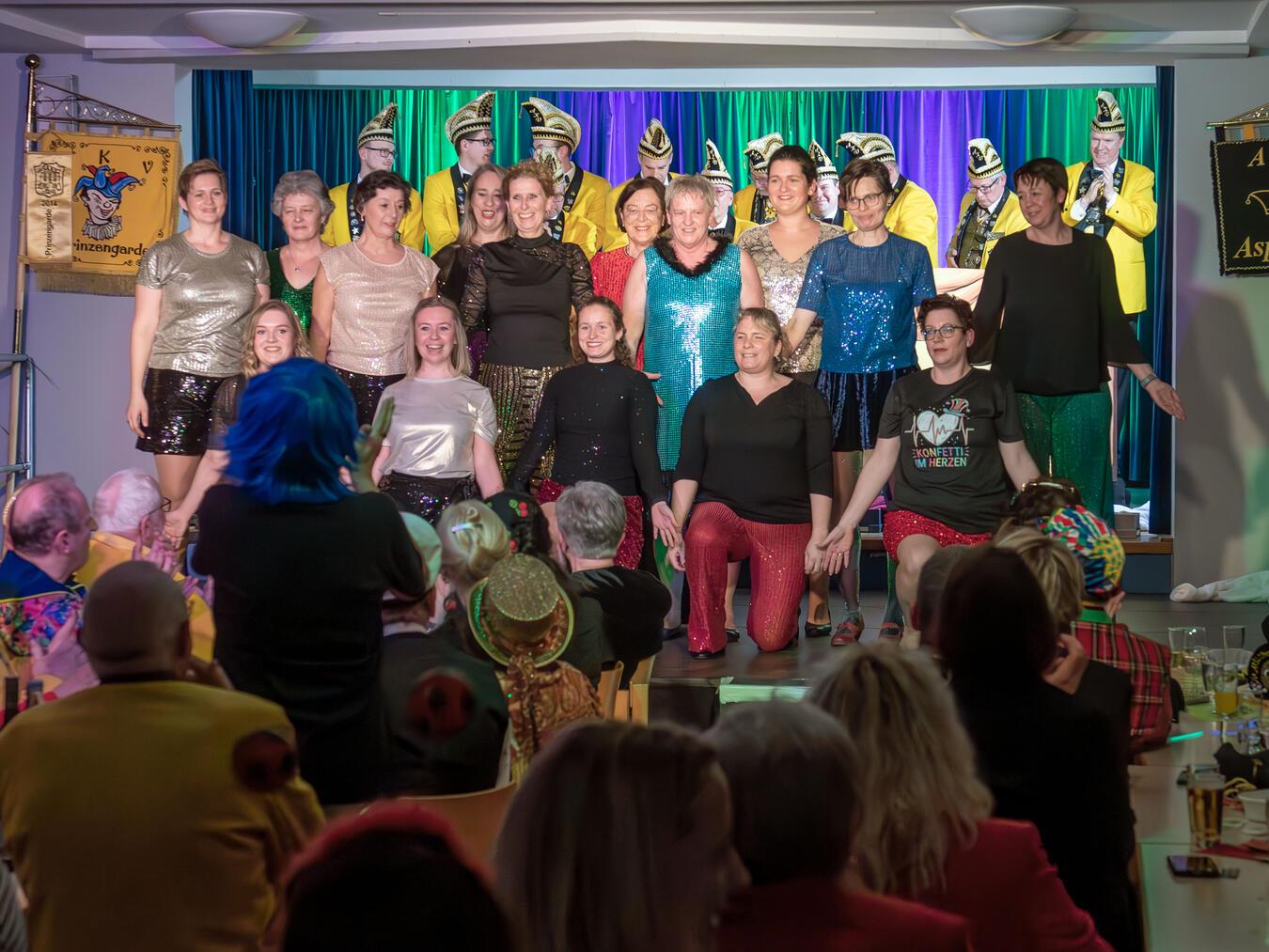 Ein Dorf feiert Karneval! Die neu gegründeten AKV-Tanzladies feierten Premiere! NN-Foto: Gerhard Seybert