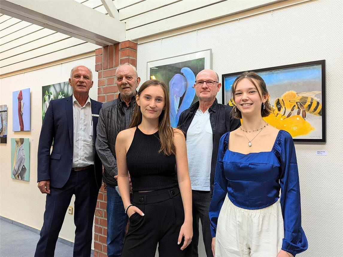 Die neue Ausstellung der Kerpenkate Stiftung ist ab morgen in der Sparkasse Rhein Maas zu begutachten. (V.l) Joachim Rademacher, Karl Aengenheyster, Judith Sieben, Paul Wans und Johanna Louisa Putzek. Foto: J.Kurschatke