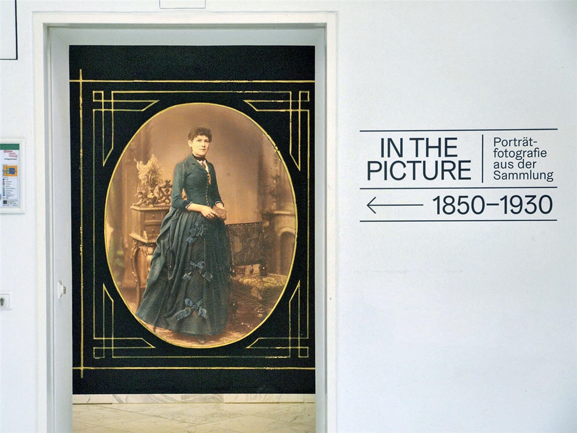 Die neue Ausstellung im Museum Schloss Moyland ist eine „Tour de France durch die Fotografiegeschichte“. (Auf dem Bild: „Die Frau in blauem Kleid“, um 1880). NN-Fotos: Rüdiger Dehnen