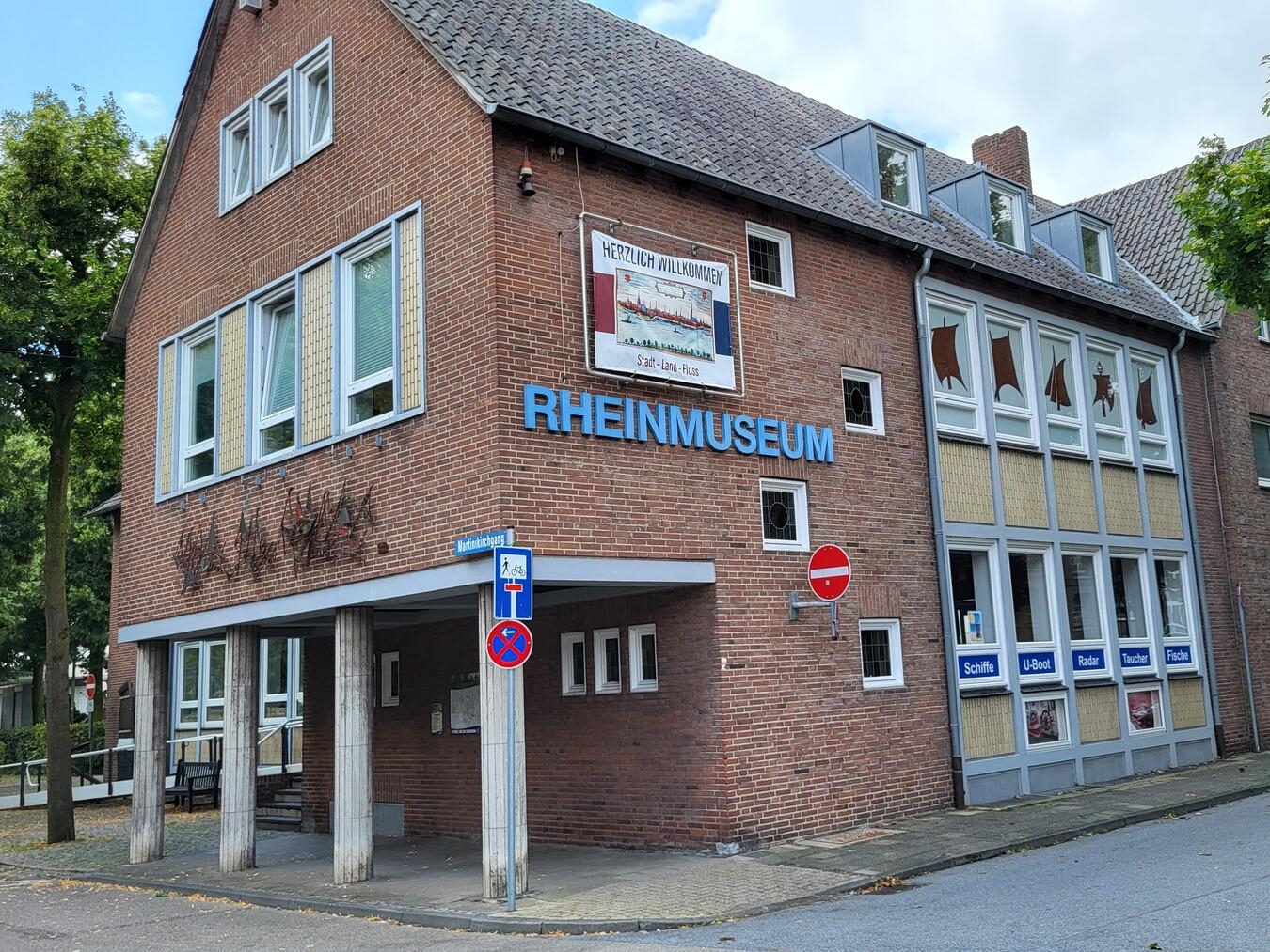 "Ausstellungseröffnung Rheinmuseum 21. Juni, Kunstwerke, Besucher, NN-Foto von Michael Bühs"