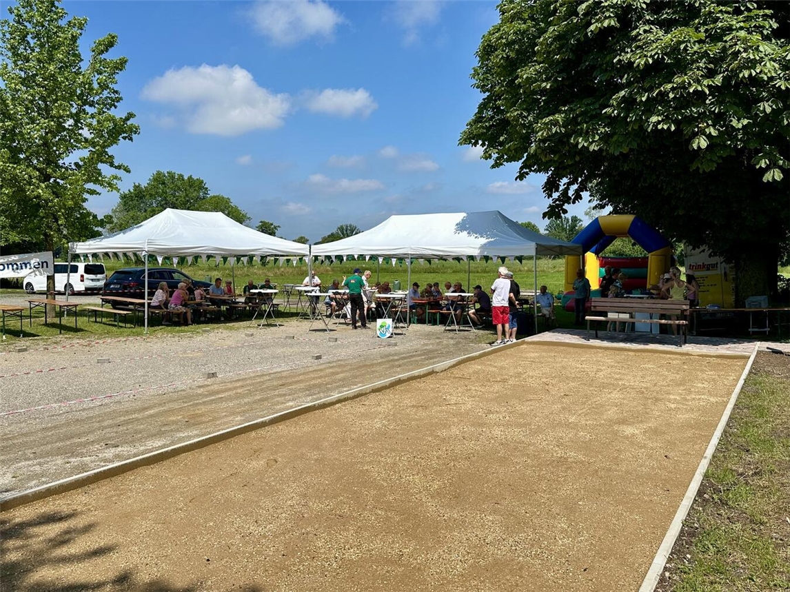 "Neue Boulebahn im Park, einladend für Spieler, sonniger Tag, Freizeitaktivität, Foto von privat"