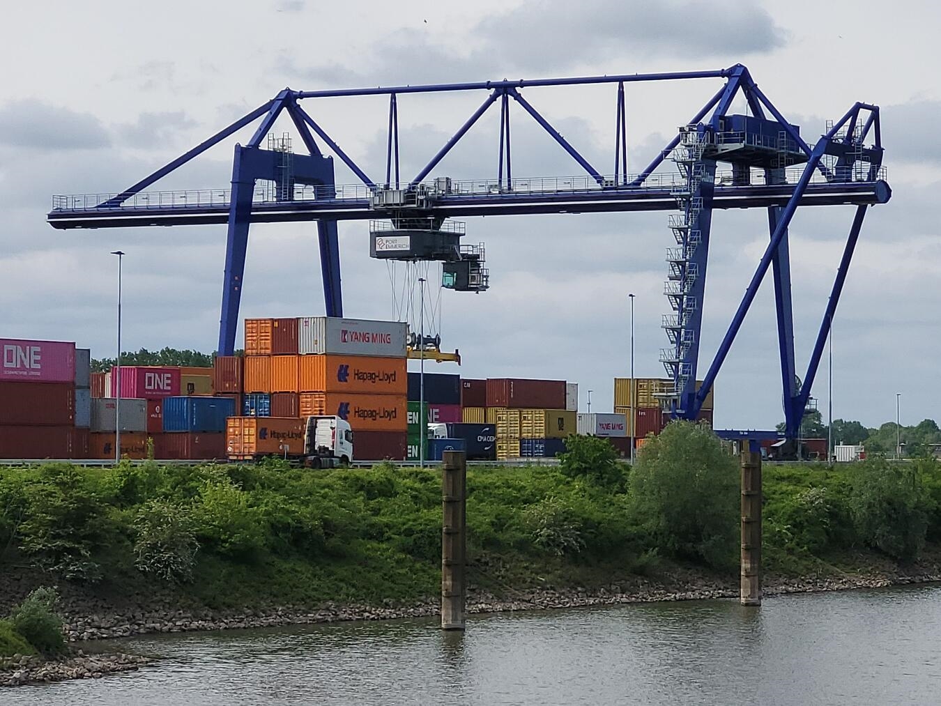 "Containerbrücke im Hafen Emmerich bei Sonnenuntergang, Foto von Michael Bühs"