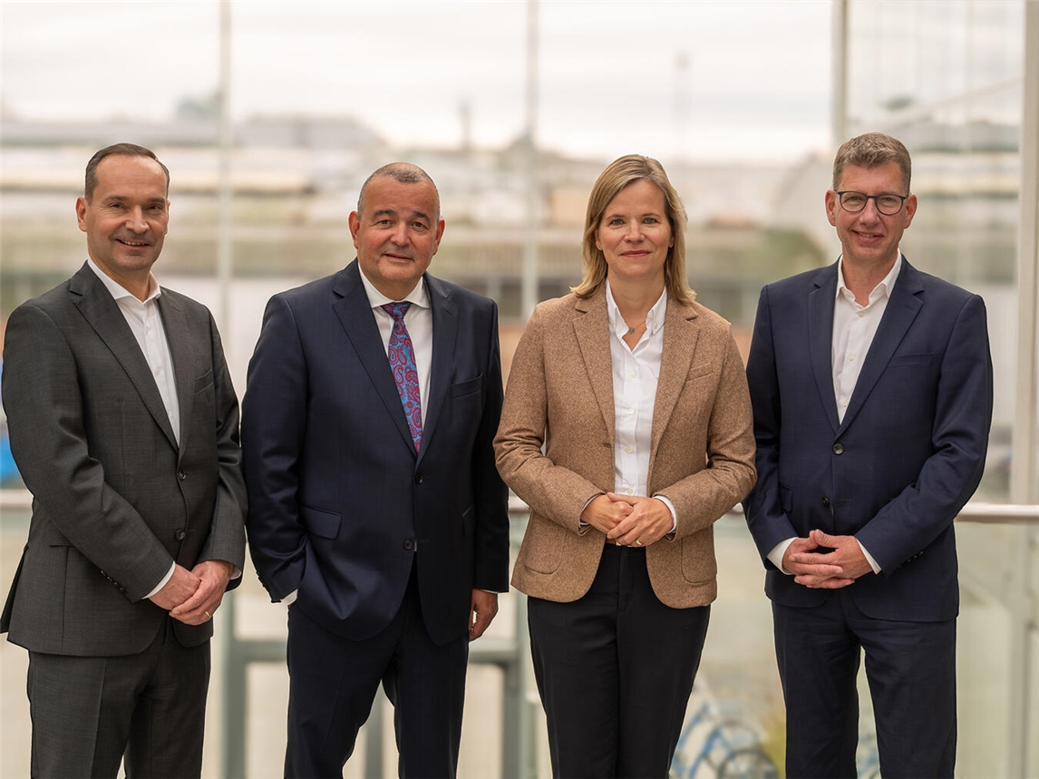 Die neue dreiköpfige Lemken-Geschäftsführung Klaus Kuhl, Anthony van der Ley und Dr. Thomas Lange-Stalinski (v.l.) zusammen mit Gesellschafterin Nicola Lemken. Foto: Lemken