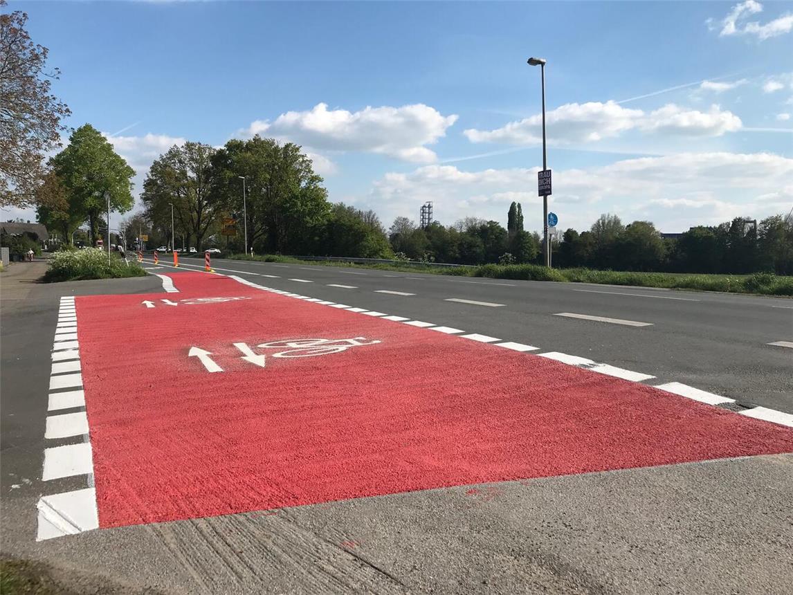 Die neue Fahrbahnmarkierung an der Kreuzung B8/Borgheeser Weg in Fahrtrichtung Innenstadt – aus Sicht der FDP werden Radfahrer hier „direkt in den Gegenverkehr gelenkt“. Foto: Stadt Emmerich