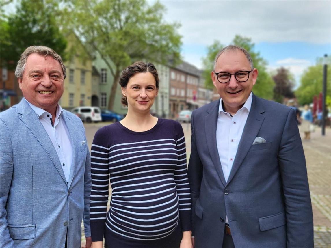 Die „neue junge Ärztin“ für Haldern: Marie-Theres Hallepape mit Bürgermeister Sebastian Hense (r.) und Wirtschaftsförderer Heinz Streuff.NN-Foto: MB