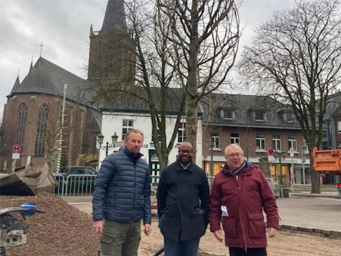Die neue Linde steht. Das freut (v.l.) Tim Haake vom Verschönerungsverein Elten, Pastor Dr. Ègide Muziazia und Ortsvorsteher Albert Jansen. Foto: Albert Jansen 