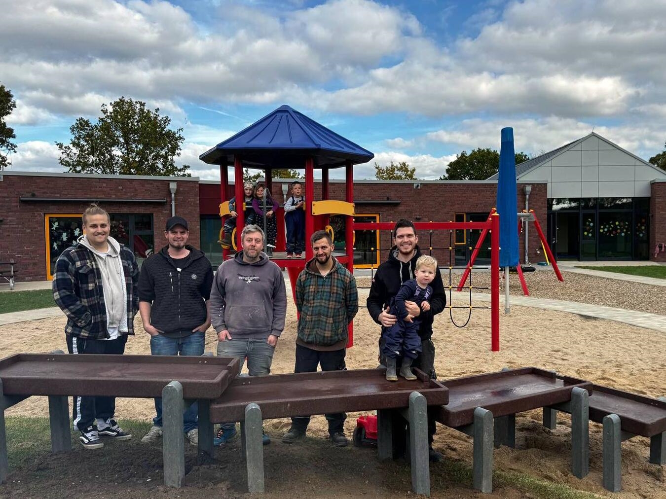 Die neue Matschanlage für die Kita Marienwasserburg steht – auch dank der tatkräftigen Hilfe von Sponsoren und einigen Vätern. Foto: Privat