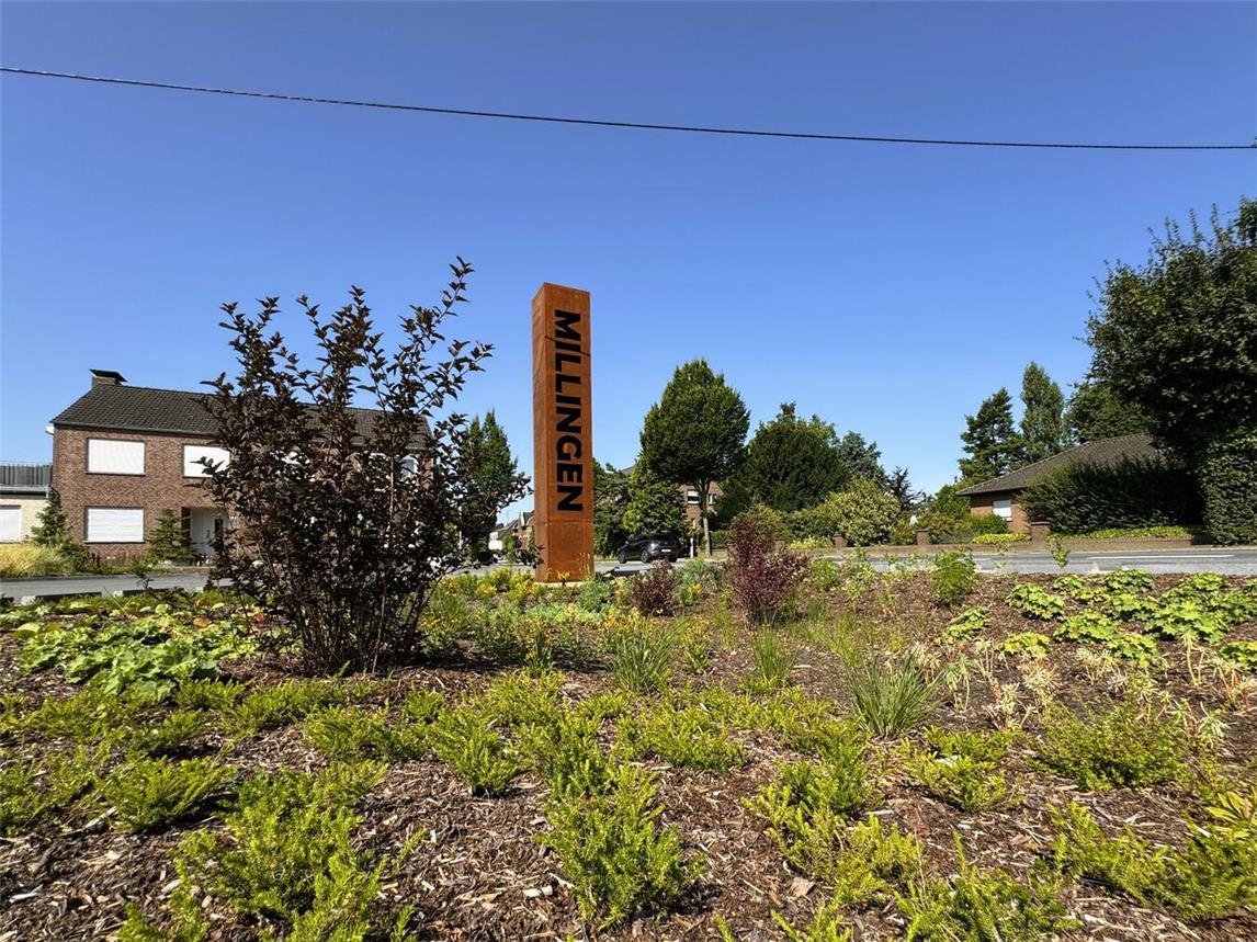 Die neue „Millingen“-Stele mit Beleuchtung begrüßt am Ortseingang. Foto: Stadt Rees