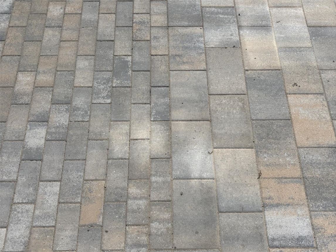 "Moderne Pflasterfläche im Rathauspark Issum, gestaltet von der Gemeinde."