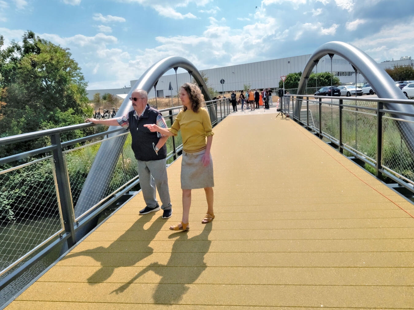 Alt-Tag: "Moderne Radwegbrücke über den Tweestrom in Kleve"