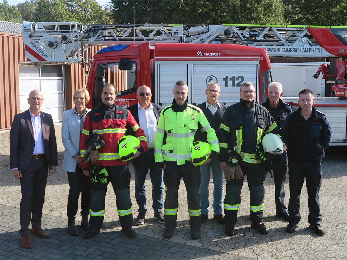 Die neue Schutzkleidung der Emmericher Feuerwehr ist in den Farben Rot und Gelb gehalten; die schwarze Jacke ist das alte Modell. Foto: Stadt Emmerich