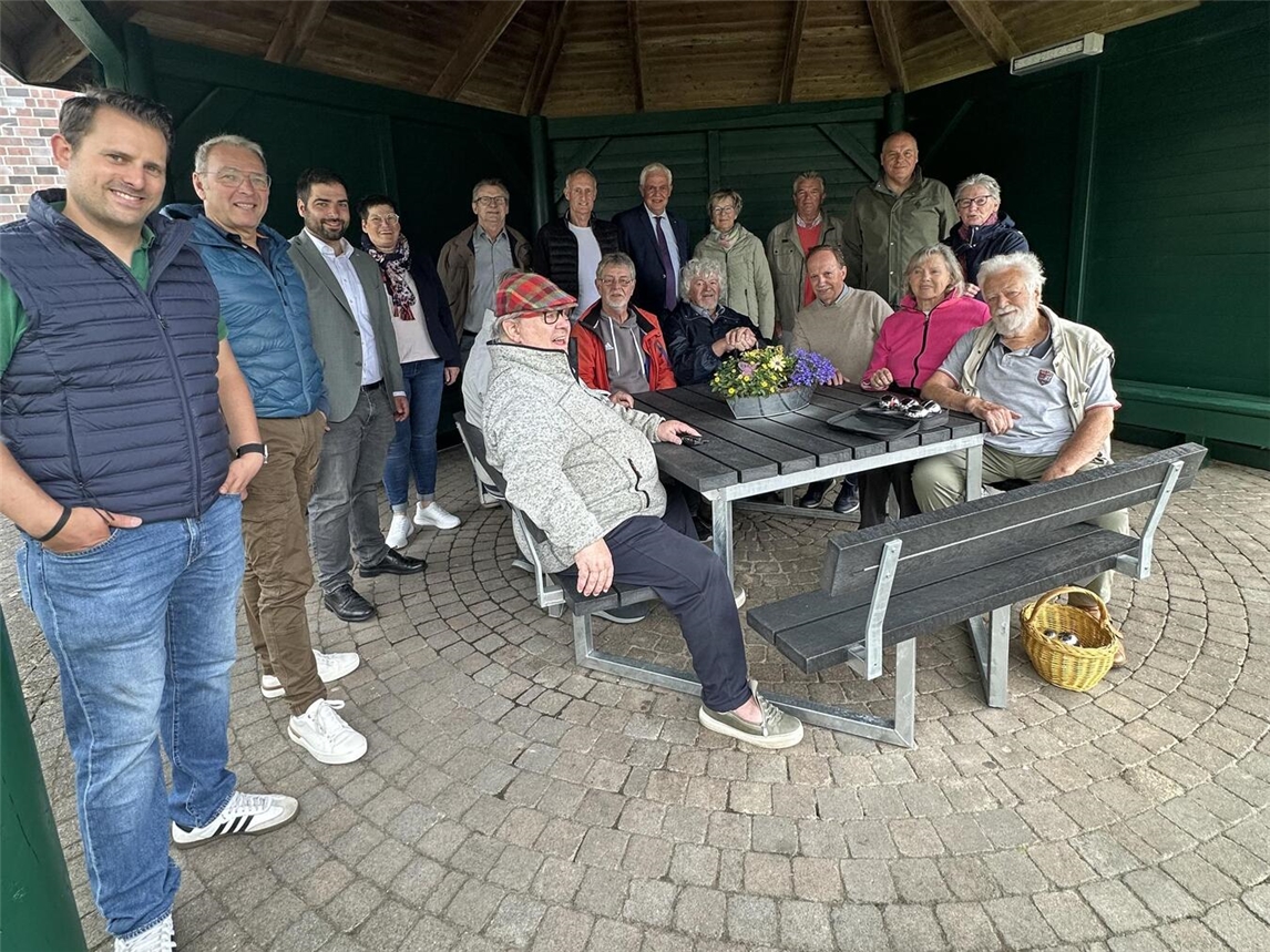"Moderne Sitzgruppe im Landtagsbüro Bergmann für Gespräche und Gemeinschaftsförderung"