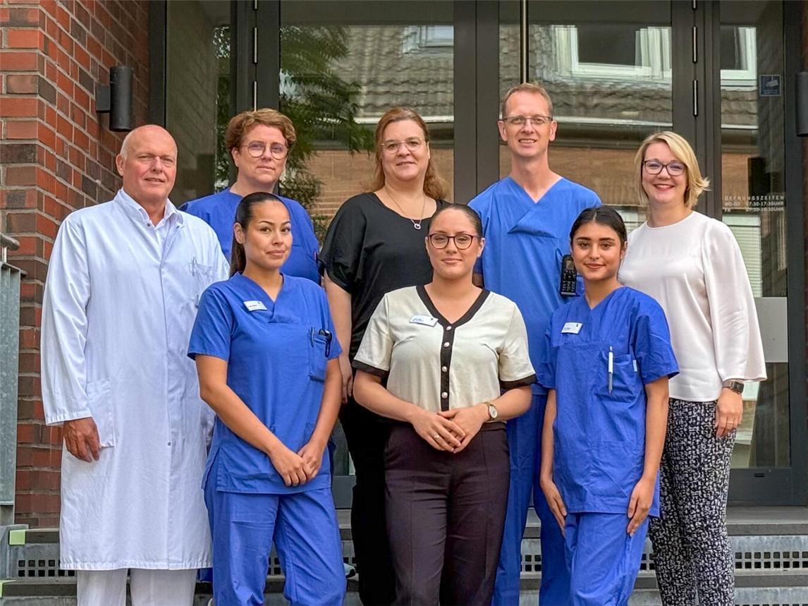 Die neue Zentralambulanz im Krankenhaus in Emmerich: (v. l.) Dr. med. Jochen Heger (Ärztlicher Direktor), Nicole Reuling, Naomi Evers, Britta Heisterkamp (Bereichsleitung Funktionsdienst), Aylin Dag, Reiner Niehoff, Elaha Kasim und Geschäftsführerin Iris Nötling. Foto: St.-Willibrord-Spital Emmerich