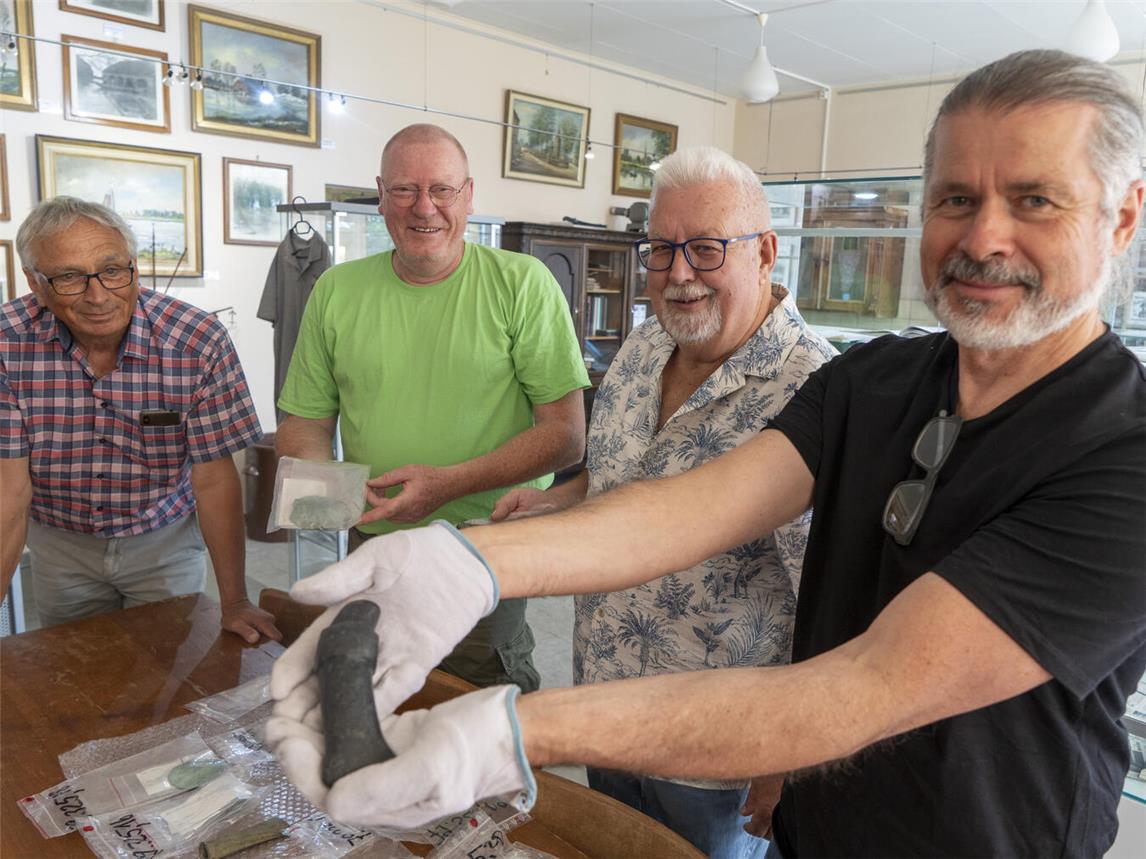 Die neuen Ausstellungsstücke nahmen (v.l.) Gottfried und Albert Bömer sowie Heiner an Haack von Professor Michael Schmauder entgegen. NN-Foto: Gerhard Seybert