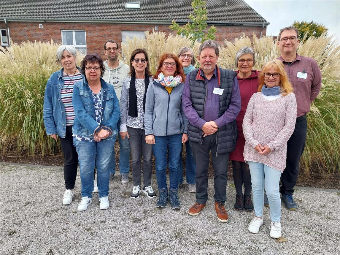 Die neuen Ehrenamtlichen, vordere Reihe von links: Katharina Wilmsen, Claudia Kanders, Diana Gisbers, Rolf Velten, Brigitte Hecken. Hintere Reihe: Irene Lehmkuhl, Rainer Peltzer, Martina Kißling, Anette Feldmann, Lutz Wienen. Auf dem Bild fehlen: Rita Ingenillem, Josefa Hartjes-de Ruiter, Martina Erickson.Foto: privat