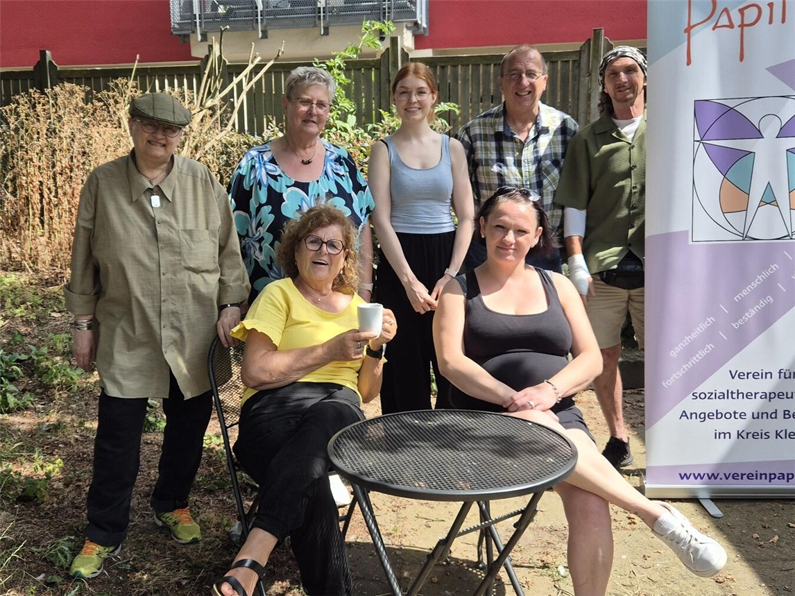 "Gruppe von Freizeitpaten bei Papillon lächelnd im Freien, Teambuilding, Freiwilligenarbeit, Gemeinschaftsförderung"