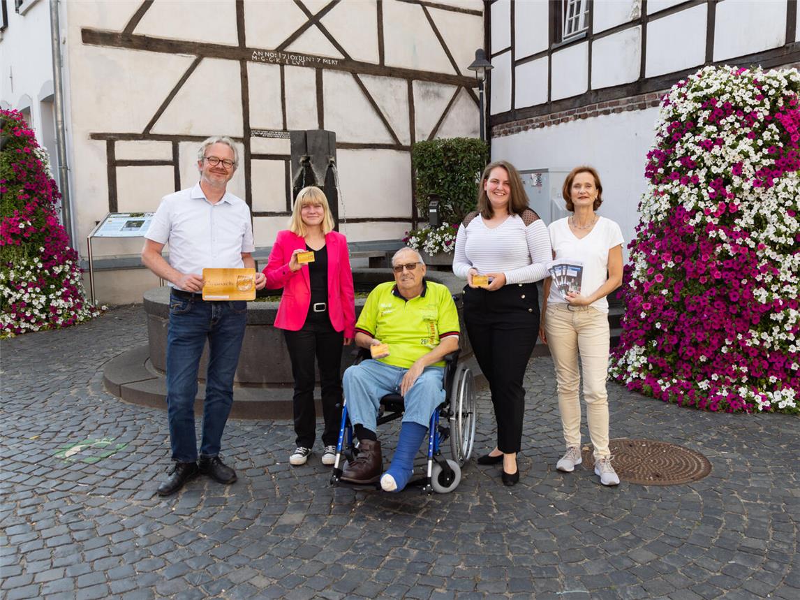 Die neuen Inhaber der Ehrenamtskarte NRW: Nathaly Stepholt, Johannes-Leo Heußen und Johanna Elsemann (v.l.), umrahmt von Bürgermeister Paul Hoene und Maria Mertens, Tourismus und Kultur.Foto: Gemeinde Wachtendonk
