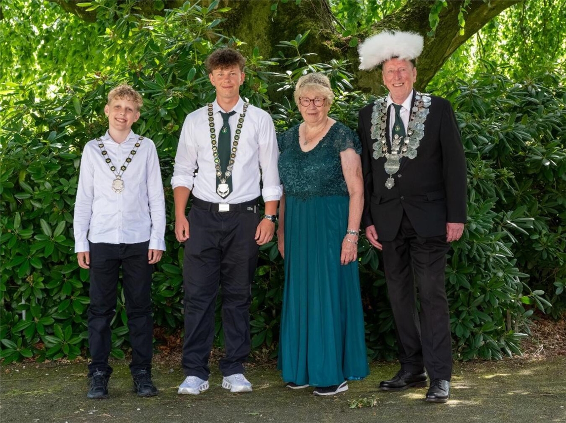 "König Piet van Loon mit Königin Wilma, Jugendprinz Phil Müller, Schülerprinz Tore Peters bei St. Johannes Bruderschaft Wyler-Lagewald"