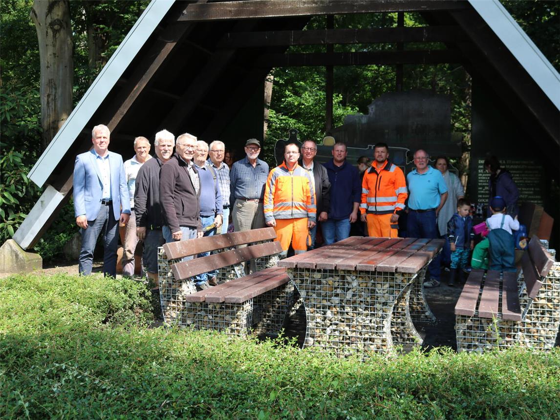 Die neuen Möbel sind unempfindlich und wurden von den zufällig anwesenden kleinen Besuchern auch schon in Augenschein genommen. Den Heimatverein Goch und alle Helfer freut’s. NN-Fotos: CDS