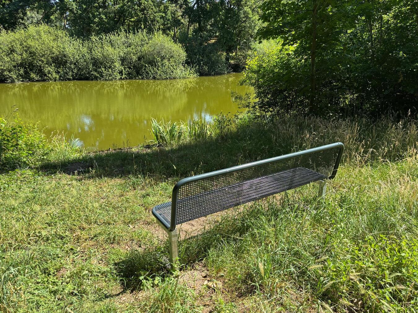 Die neuen Parkbänke in Sevelen. Foto: Gemeinde Issum