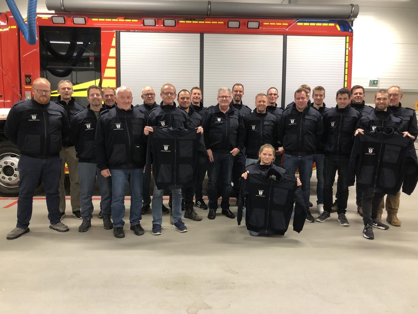 Die neuen Pullis sind mit dem Wappen der Stadt Straelen und dem Schriftzug „Feuerwehr Brüxken-Dam-Rieth“ bestickt. Foto: privat