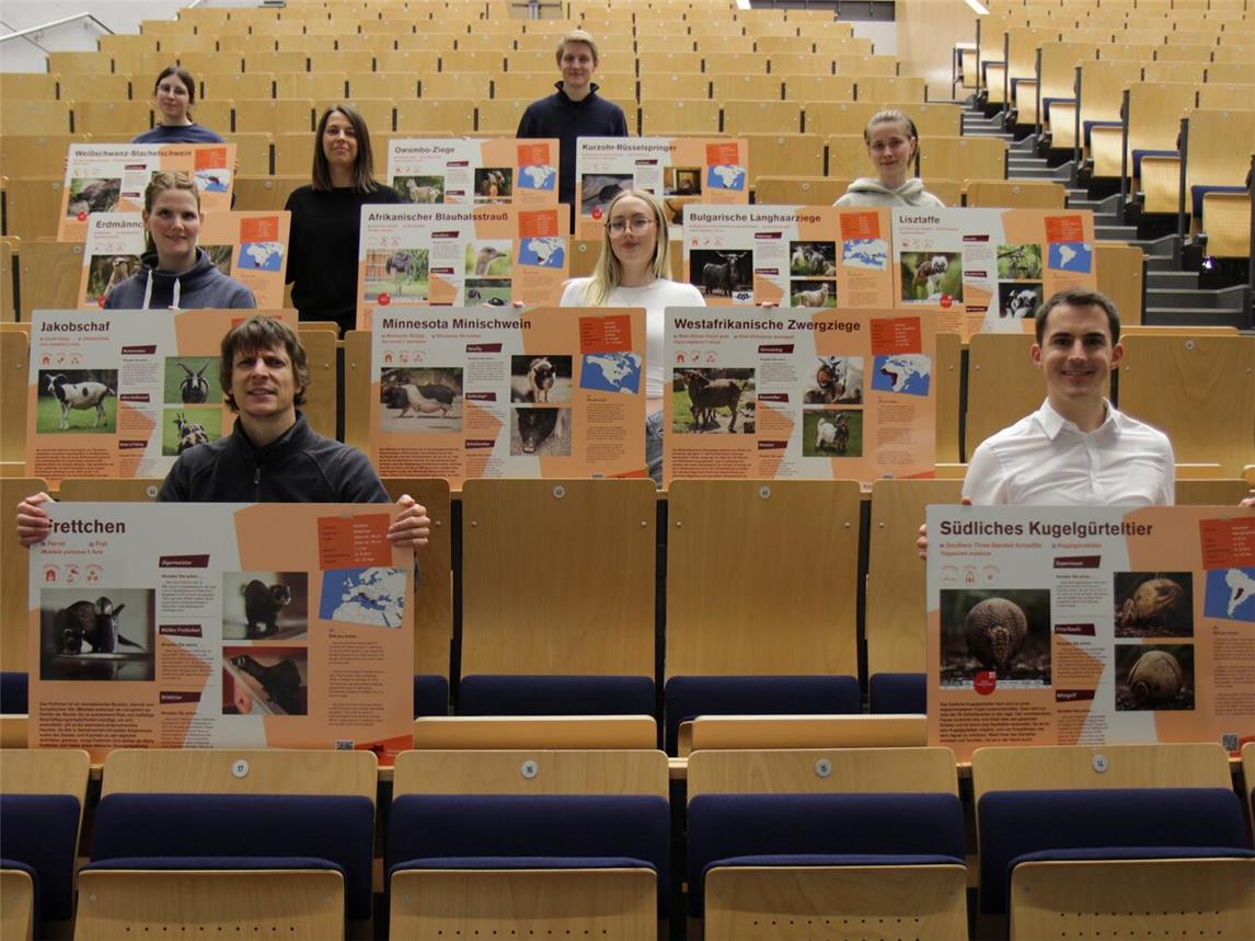 Die neuen Schilder für den Tiergarten Kleve wurden in einer Kooperation zwischen dem Tiergarten Kleve und der Hochschule Rhein-Waal angefertigt von Vivien Feider, Niklas Hippler, Melanie Alosery, Lisa Böhm, Ramona Kirsch (HSRW), Axel Huth (HSRW), Martin Polotzek (Tiergarten Kleve) (hinten links bis vorne rechts). Foto: Tiergarten Kleve