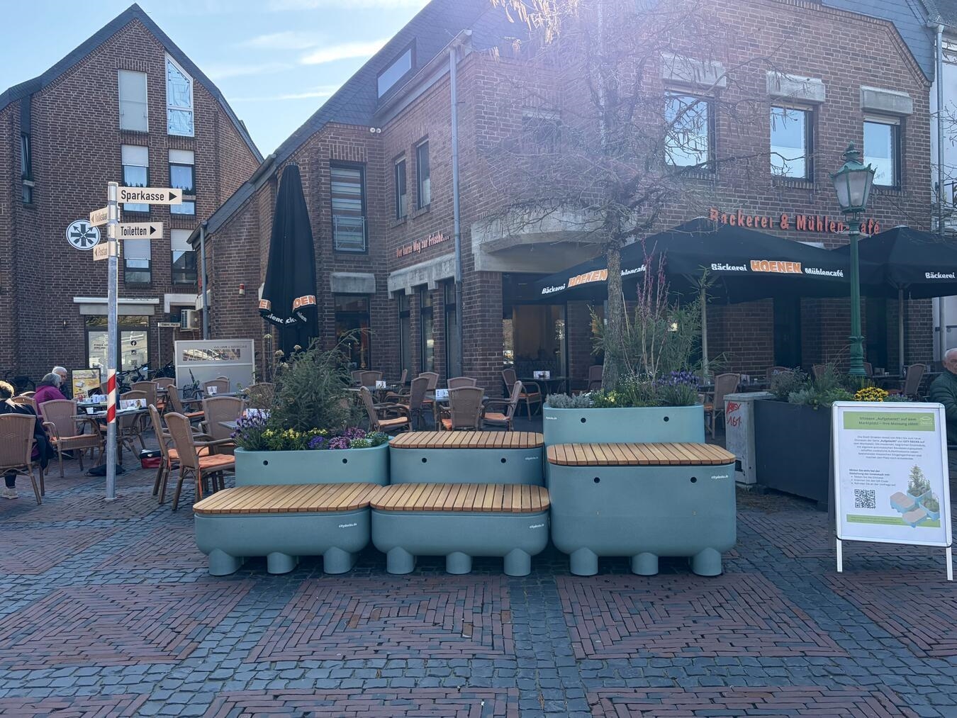 Die neuen Sitzelemente auf der Marktplatz in Straelen. Foto: Stadt Straelen