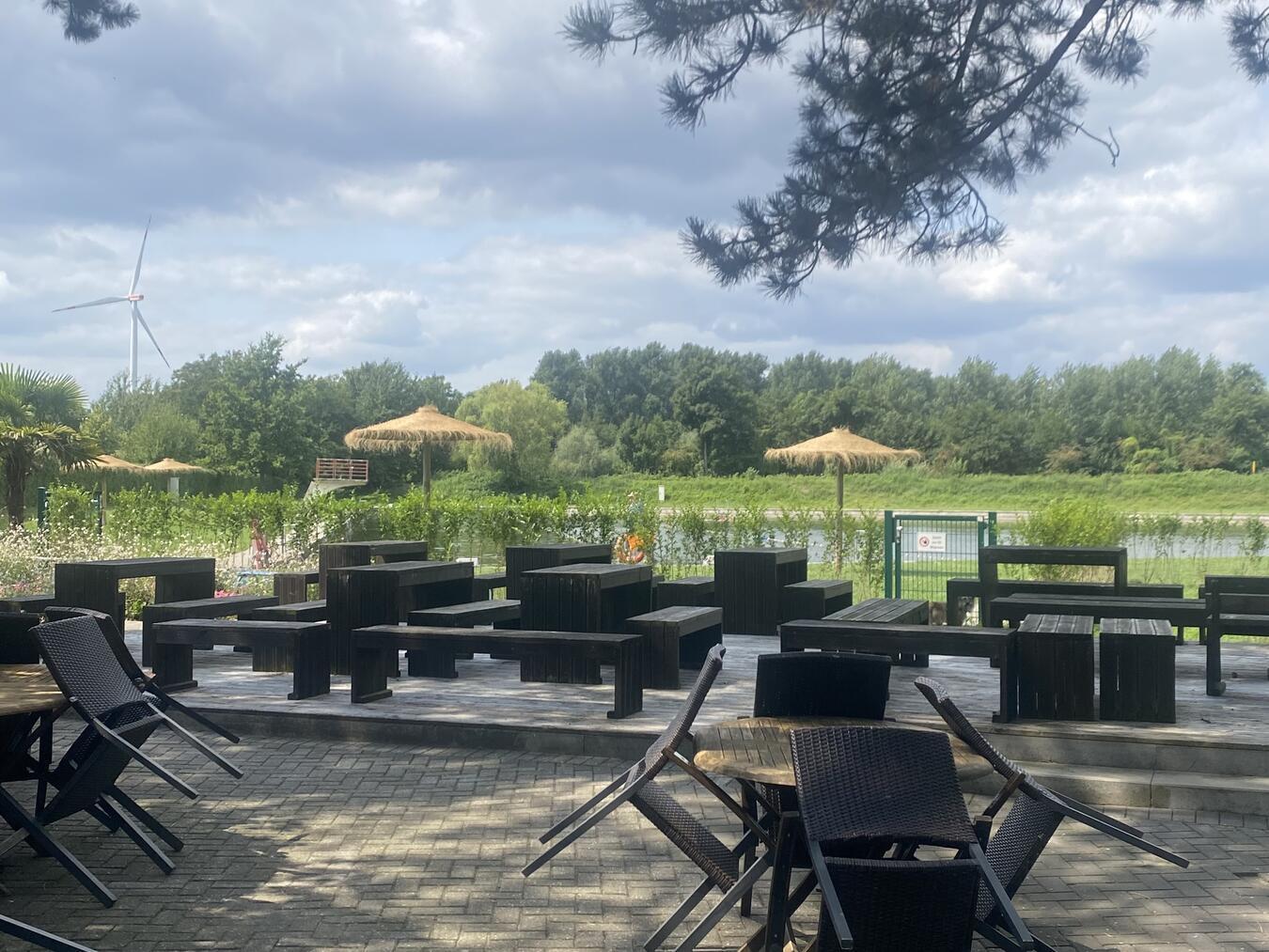 Die neuen Sonnenschirme sorgen für Urlaubsfeeling in Wachtendonk.Foto: privat