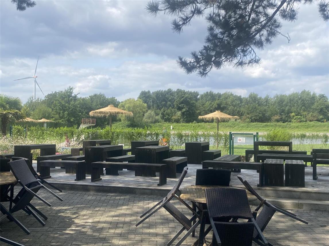 Die neuen Sonnenschirme sorgen für Urlaubsfeeling in Wachtendonk.Foto: privat